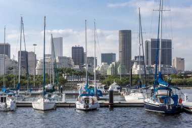 Rio de Janeiro, Brezilya - 12 Kasım 2015: Rio de Janeiro ticari şehir merkezi ile bazı bulutlar ve mavi gökyüzü ile parlak güneşli bir günde arka planda yelkenli ile Eğlence liman