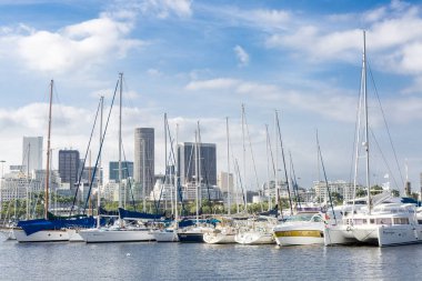 Rio de Janeiro, Brezilya - 12 Kasım 2015: Yelkenli yelkenli eğlence limanı ve rio de Janeiro ticari şehir merkezi bazı bulutlar ve mavi gökyüzü ile parlak güneşli bir günde arka planda