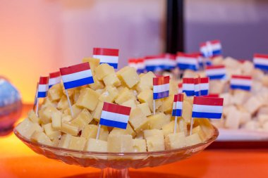 Bir tabak ve kokteyl pricker olarak küçük Hollanda kağıt bayrağı üzerinde Geleneksel Hollanda çerez peynir blokları