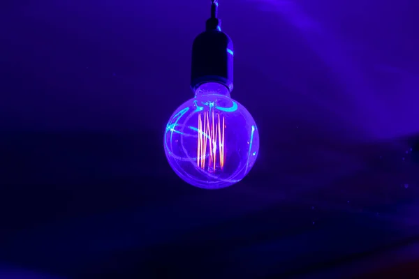 Lâmpada Decoração Laranja Brilhante Com Fundo Azul Escuro Magenta — Fotografia de Stock