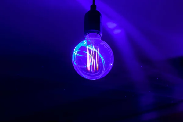 Lâmpada Decoração Laranja Brilhante Com Fundo Azul Escuro Magenta — Fotografia de Stock