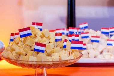 Bir tabak ve kokteyl pricker olarak küçük Hollanda kağıt bayrağı üzerinde Geleneksel Hollanda çerez peynir blokları