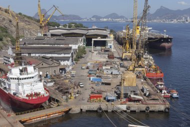 Rio de Janeiro, Brezilya - 14 Ağustos 2015: Arka planda Sugarloaf ve Corcovado dağları ile petrol ve gaz sondaj kuleleri taşıyan gemilerin montajı için Rio de Janeiro, Brezilya Tersanesi