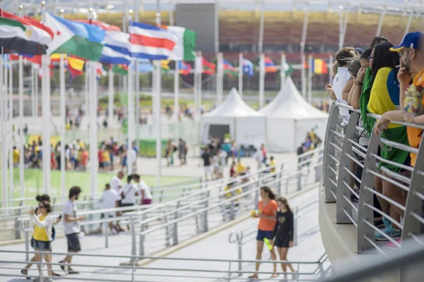 Rio de Janeiro, Brezilya - 7 Ağustos 2016: 2016 Olimpiyat Oyunları sırasında Rio de Janeiro'daki bulvar Olimpiyat parkına bakan ziyaretçiler ve taraftarlar