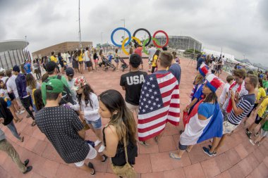 Rio de Janeiro, Brezilya - 7 Ağustos 2016: 2016 Olimpiyat Oyunları sırasında Rio de Janeiro Olimpiyat parkı ve bulvarında yüzüklerin Olimpiyat sembolü ile fotoğraf çekmek için sırada ziyaretçiler