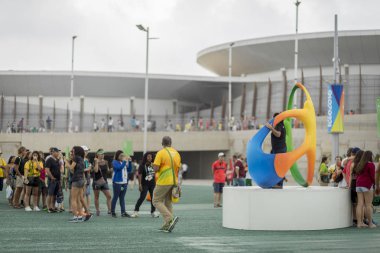 Rio de Janeiro, Brezilya - 7 Ağustos 2016: 2016 Olimpiyat Oyunları sırasında Rio de Janeiro Olimpiyat parkı ve bulvarında Rio2016 Olimpiyat sembolü ile fotoğraf çekmek için sırada ziyaretçiler