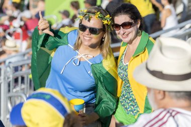 Rio de Janeiro, Brezilya - 13 Ağustos 2016: Rio de Janeiro 2016 Olimpiyat Oyunları sırasında Copacabana plaj voleybolu stadyumunda Brezilyalı taraftarlar