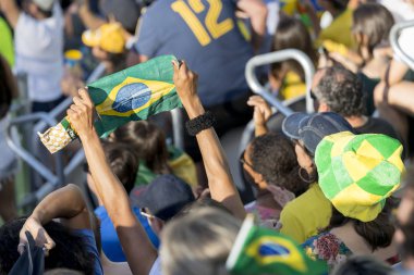 Rio de Janeiro, Brezilya - 13 Ağustos 2016: Rio de Janeiro 2016 Olimpiyat Oyunları sırasında Brezilya bayrakları ile destekçileri