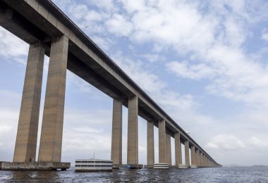 Rio de Janeiro'yu Niteroi'ye bağlayan uzun ve yüksek köprü, sütunların önünde görülen çarpışmaya karşı koruyucu yapılarla