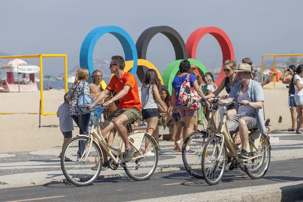 Rio Janeiro Brasil Agosto 2016 Turistas Holandeses Passando Bicicleta Frente — Fotografia de Stock