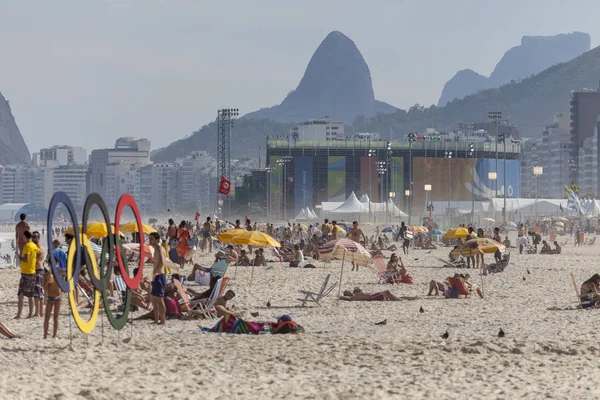里约热内卢 2016年8月16日 在里约热内卢奥运会期间 科帕卡巴纳海滩的奥运五环与沙滩排球场背景 — 图库照片