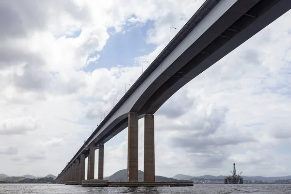Rio de Janeiro'yu Niteroi'ye bağlayan uzun ve yüksek köprü, uzaktaki petrol platformu ile