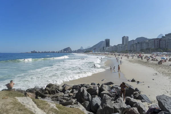 Rio Janeiro Brezilya Ağustos 2016 Beach Copacabana Arka Planda Kayalar — Stok fotoğraf