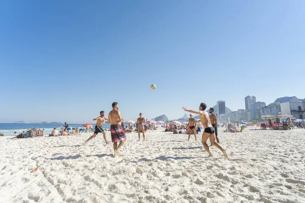 Rio Janeiro Brasil Agosto 2016 Grupo Jovens Brincando Voleibol Praia — Fotografia de Stock