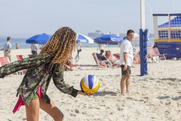 里约热内卢 2016年8月16日 在参加沙滩排球比赛之前 集中的青少年的特写镜头 背景是部分赛场 — 图库照片