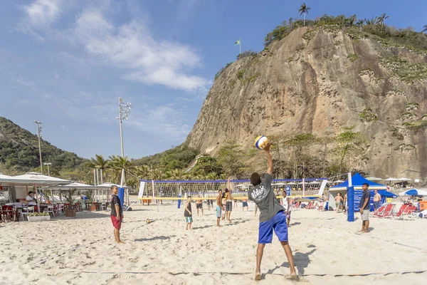 Rio Janeiro Brazilië Augustus 2016 Adolescent Serveert Een Partijtje Beachvolleybal — Stockfoto