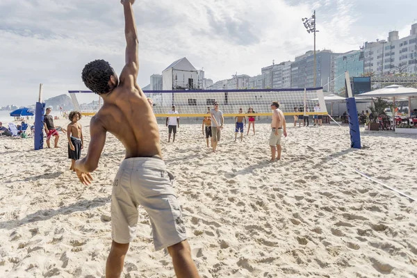 Rio Janeiro Brasil Agosto 2016 Adolescente Serve Jogo Vôlei Praia — Fotografia de Stock