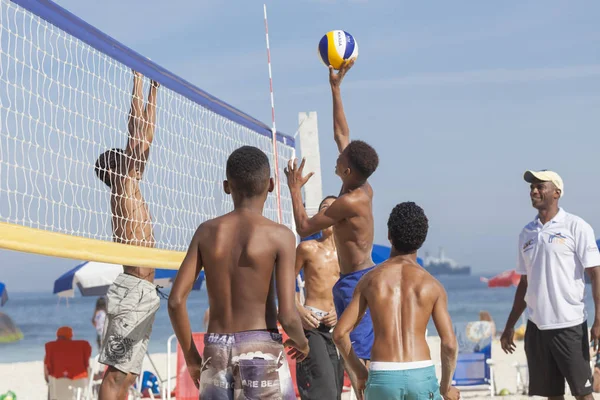 Rio Janeiro Brasilien August 2016 Jugendlicher Schlägt Bei Einem Beachvolleyballspiel — Stockfoto