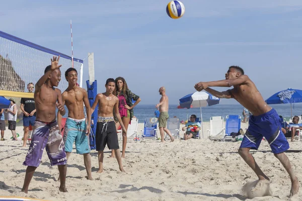 Rio Janeiro Brasilien August 2016 Teenager Rettet Sich Beim Beachvolleyball — Stockfoto