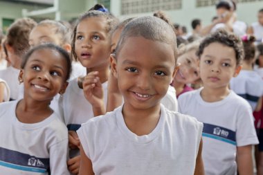 Rio de Janeiro, Brezilya-2 Temmuz 2015: arka planda onun sınıf arkadaşları ile kamera gülümseyen genç Brezilyalı öğrenci