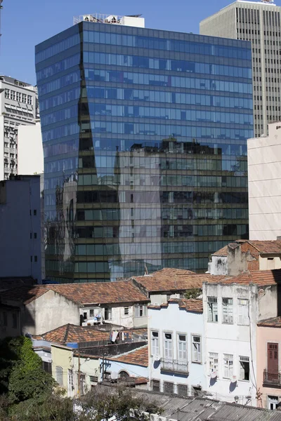 巴西里约热内卢 2016年7月10日 位于里约热内卢市中心历史悠久的古老建筑中的办公大楼的现代建筑 — 图库照片