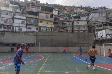 Rio de Janeiro, Brezilya-2 Ağustos 2016: gençler Rio de Janeiro bir Favela ortasında yeni konulan sponsorlu futbol ve basketbol oyun alanında oynarken