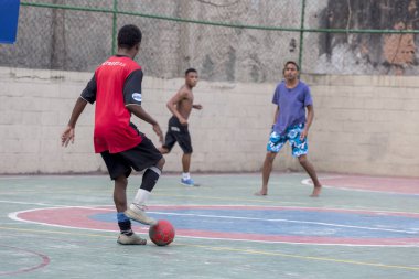 Rio de Janeiro, Brezilya-2 Ağustos 2016: gençler Rio de Janeiro bir Favela ortasında yeni laid sponsor oyun üzerinde futbol oynarken