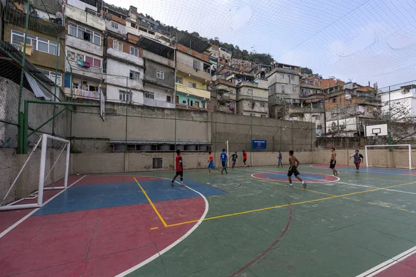 Rio de Janeiro, Brezilya-2 Ağustos 2016: gençler Rio de Janeiro bir Favela ortasında yeni konulan sponsorlu futbol ve basketbol oyun alanında oynarken