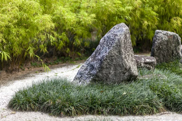 石头在设计禅宗花园与草和砾石和浅绿色自然背景 — 图库照片