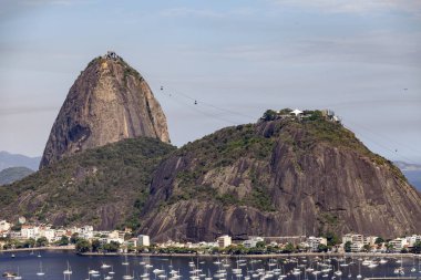 Ön planda Guanabara Körfezi ve Botafogo zevk tekne Limanı ile mavi gökyüzü ile parlak güneşli bir gün Rio de Janeiro Sugarloaf dağ