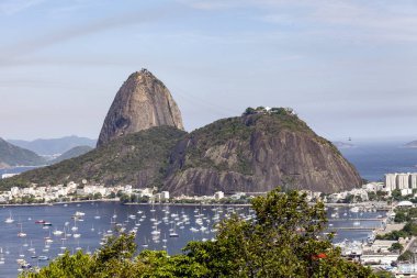 Ön planda Guanabara Körfezi ve Botafogo zevk tekne Limanı ile mavi gökyüzü ile parlak güneşli bir gün Rio de Janeiro Sugarloaf dağ