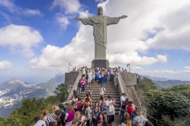 Rio de Janeiro, Brezilya-13 Temmuz 2017: turistlerin Rio de Janeiro 'daki Corcovado dağının üst kısmındaki merdivenlerden üzerinde yükselen Mesih heykelinin önünde selfie 'ler yapan turistler