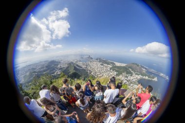 Rio de Janeiro, Brezilya-13 Temmuz 2017: parlak güneşli bir gün arka planda ikonik Rio de Janeiro peyzaj ile Corcovado dağın tepesinde turistler bir kalabalığın Fisheye bozuk görünümü