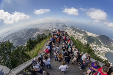 Rio de Janeiro, Brezilya-13 Temmuz 2017: parlak güneşli bir günde Rio de Janeiro 'nun nefes kesen ikonik peyzaj resimleri çeken Corcovado dağ tepesinde merdivenlerde turistler Crowd