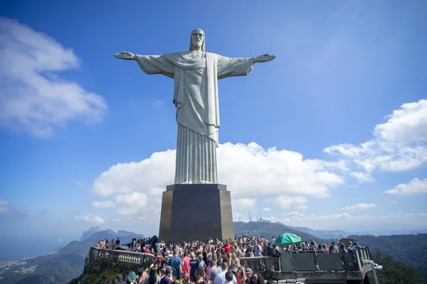 Rio de Janeiro, Brezilya-13 Temmuz 2017: Christ heykeli ile Rio de Janeiro Corcovado dağın tepesinde turistler Crowd görkemli mavi gökyüzü ile parlak güneşli bir gün üzerinde yükselen