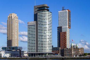Mavi gökyüzü ve bulutlar üzerinde asılı Rotterdam Cityscape