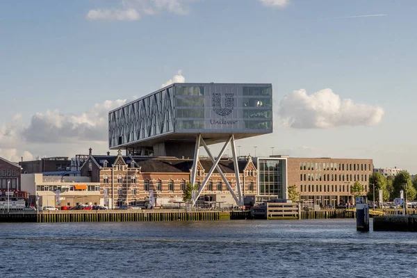 Modern ve eski mimari şehir manzarası