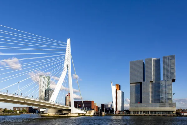 Cityscape met bridge gezien vanaf het water — Stockfoto