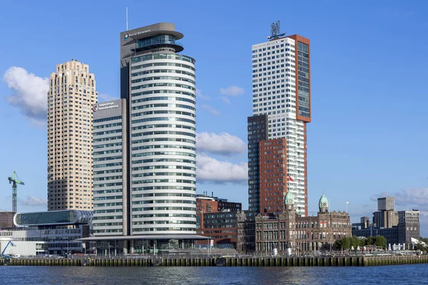 Cityscape v Rotterdamu s modrým nebem a mraky visícími nad — Stock fotografie