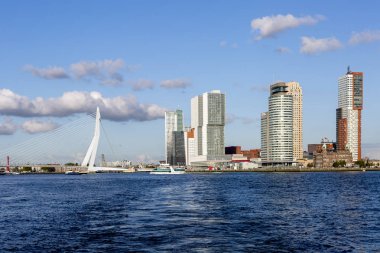 Cityscape denizden görülen köprü ile