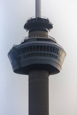 Rotterdam 'da Euromast detay görünümü, Hollanda, Windows arkasında yüksek irtifa restoran ve gün batımı üzerinde yükselmiş gözlem güverte ile şehir üzerinde yükselen.