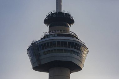 Rotterdam 'da Euromast detay görünümü, Hollanda, Windows arkasında yüksek irtifa restoran ve gün batımı üzerinde yükselmiş gözlem güverte ile şehir üzerinde yükselen.