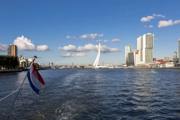 Cityscape z Rotterdamu s holandskou vlajkou v levém popředí — Stock fotografie