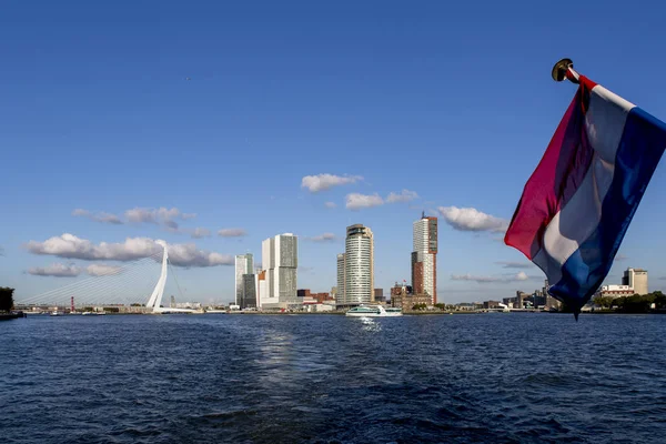 Modern Yüksek Binalar Ile Rotterdam Cityscape Arka Planda Erasmus Köprüsü — Stok fotoğraf