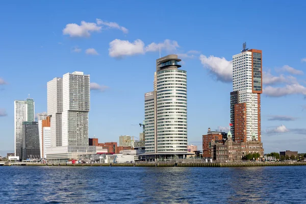 Mavi gökyüzü ve bulutlar üzerinde asılı Rotterdam Cityscape — Stok fotoğraf