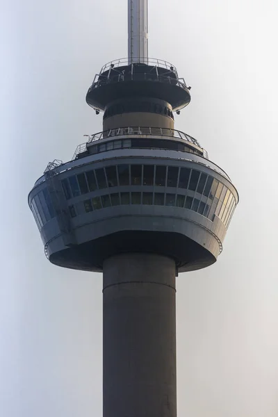 オランダ ロッテルダムのユーロマストの詳細な眺め 窓の後ろに高い標高のレストランと日没時にその上に昇る展望デッキで街の上にそびえ立つ — ストック写真