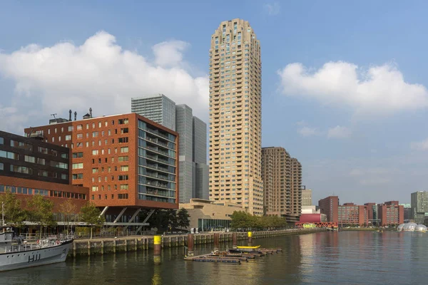 Vysoký vzestup panoráma na břehu řeky v Rotterdamu, netherlan — Stock fotografie