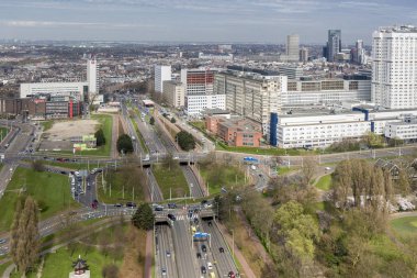 Hollanda düz arazileri geniş bir görünüme sahip Rotterdam, Hollanda, kentsel ortamda yuvarlak trafik kavşağı ve viyadükler