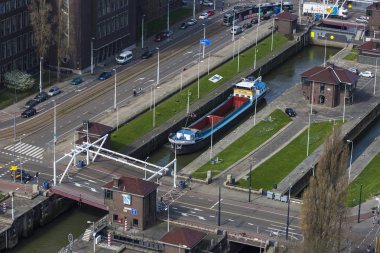 Sluice kapısında bekleyen gemi