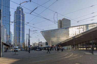 Rotterdam, Hollanda-23 Eylül 2016: kentin ticari merkezinin kalbinde, Rotterdam Merkez Tren istasyonunun yanı sıra tramvay parkurları